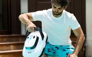 Robô limpa piscina repete sucesso dos aspiradores e vira desejo