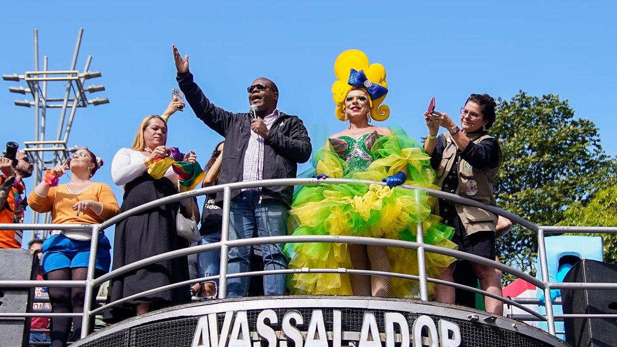 Silvio Almeida durante discurso na Parada LGBTQIA+