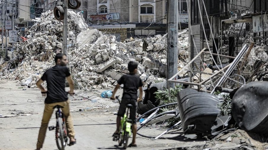Bloco de torre está em ruínas na cidade de Gaza após ataque aéreo israelense