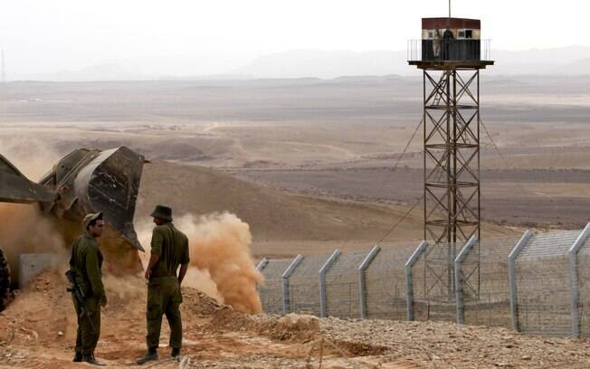 Soldados israelenses supervisionam construção de cerca na Península do Sinai (15/02)
