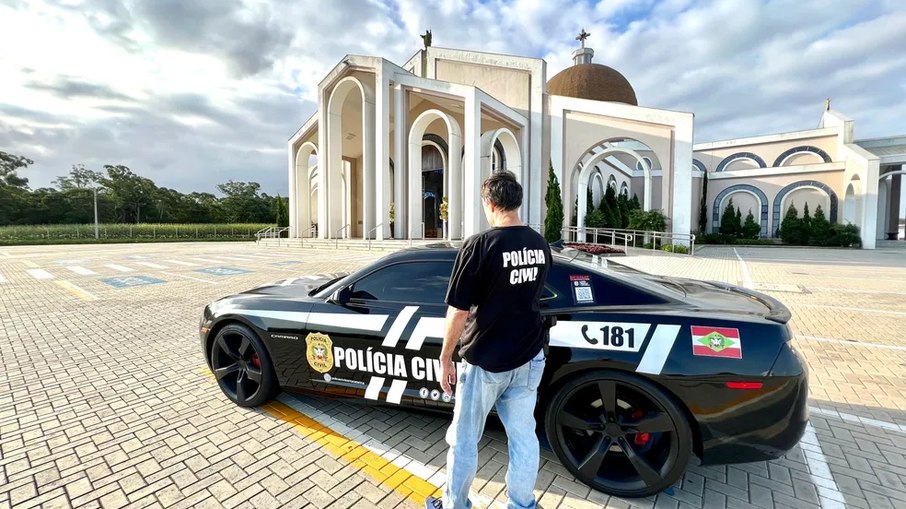 Policial civil posa ao lado do Camaro que será usado pela corporação em Santa Catarina