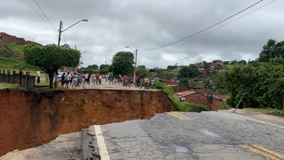 Bahia: trecho de rodovia em Ubatã cede com temporal; veja o vídeo