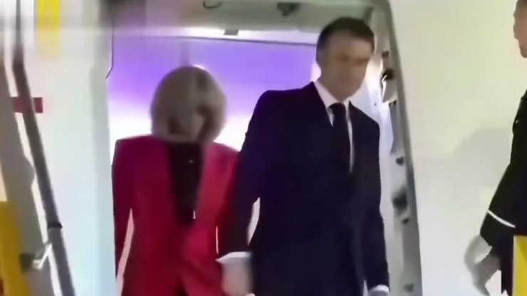 Macron%20leva%20tapa%20no%20rosto%20da%20esposa%20ap%C3%B3s%20chegada%20ao%20Vietn%C3%A3