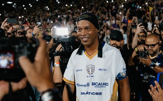 Ronaldinho voltará aos gramados após 11 anos 