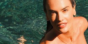 Alessandra Ambrósio faz topless no mar e eleva a temperatura
