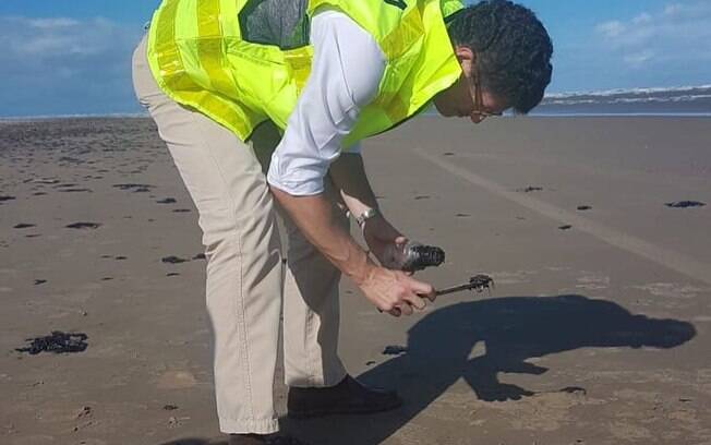 Ricardo Salles visitou praias em Sergipe para avaliar manchas de óleo
