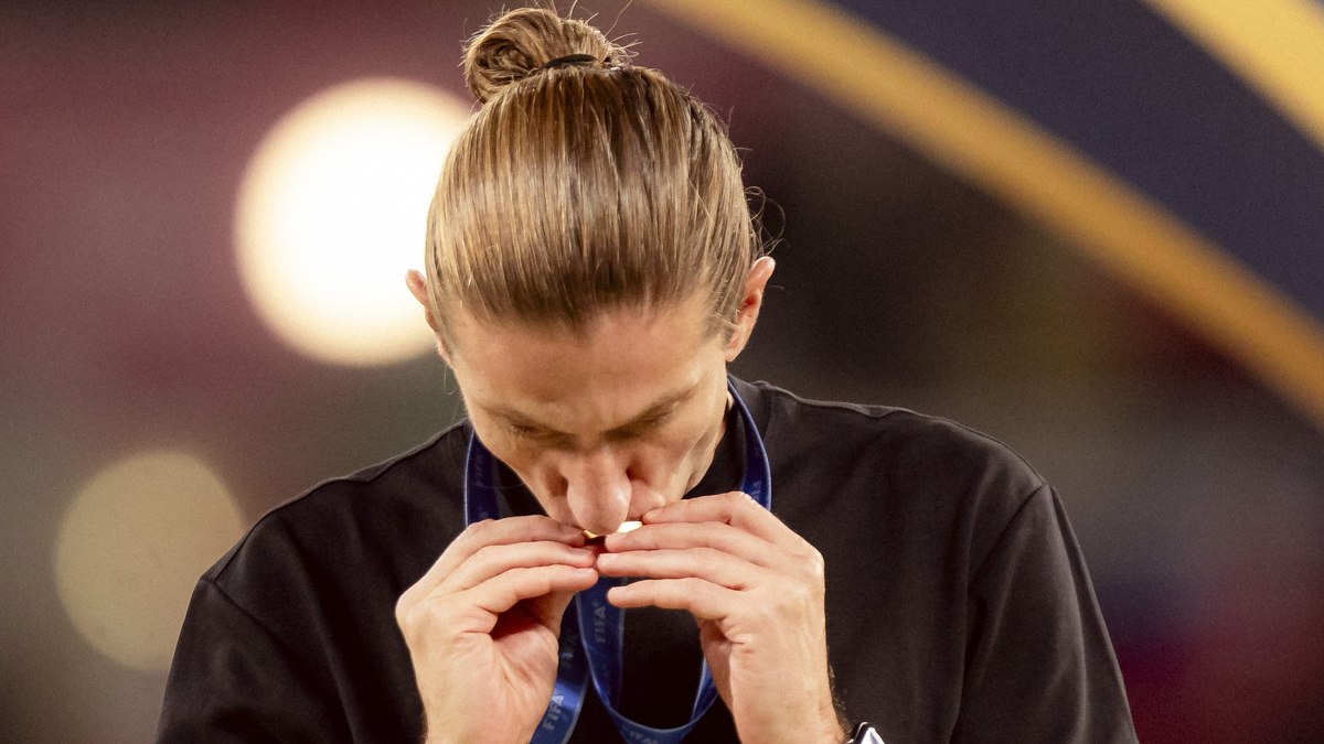 Filipe Luís beija medalha de campeão do Derby das Américas Filipe Luís beija medalha de campeão do Derby das Américas