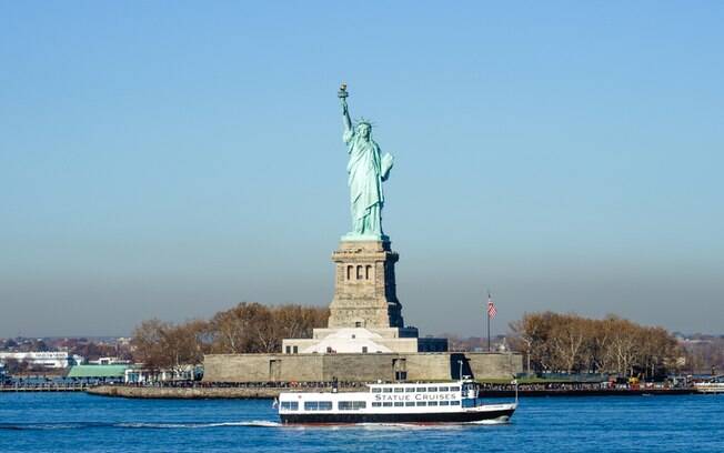 A Estátua da Liberdade é o símbolo da cidade, e um dos passeios em Nova York gratuitos é o de balsa em volta da ilha