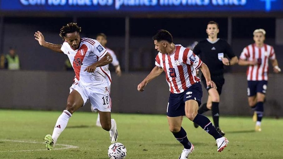 O peruano Carrillo (de branco) vai ao ataque e é marcado pelo paraguaio Riveros 