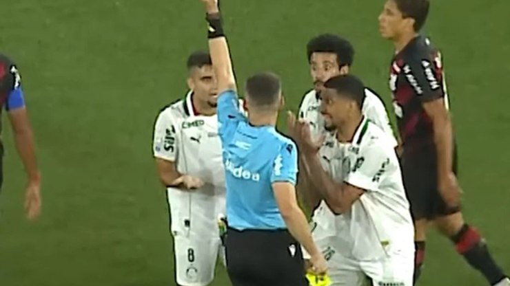 Andreas%20pede%20desculpas%20pela%20expuls%C3%A3o%20diante%20do%20Athletico