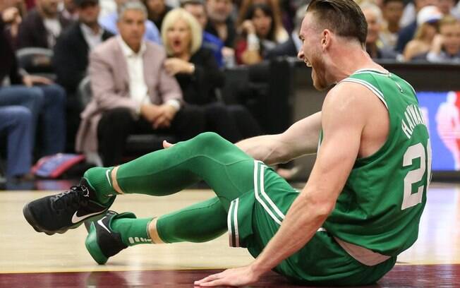 VÍDEO: astro do Boston Celtics sofre grave lesão na perna