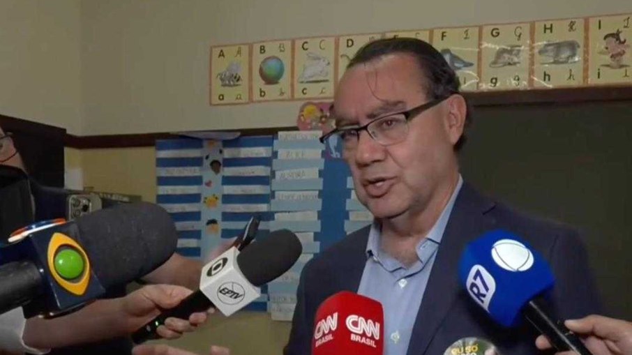 Candidato à presidência, Augusto Cury vota em Colina, no interior de São Paulo Candidato à presidência, Augusto Cury vota em Colina, no interior de São Paulo