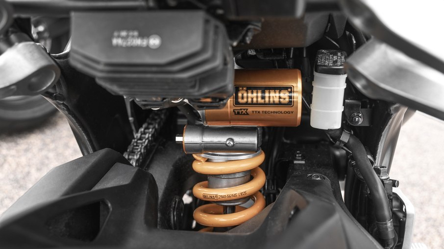 CB1000 Hornet SP usa amortecedor traseiro Öhlins TTX36 com ajustes de pré-carga, compressão e retorno. CB1000 Hornet SP usa amortecedor traseiro Öhlins TTX36 com ajustes de pré-carga, compressão e retorno.