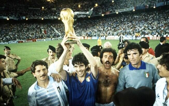 Paolo Rossi foi decisivo em vários jogos e terminou a Copa de 1982 como artilheiro e eleito melhor jogador