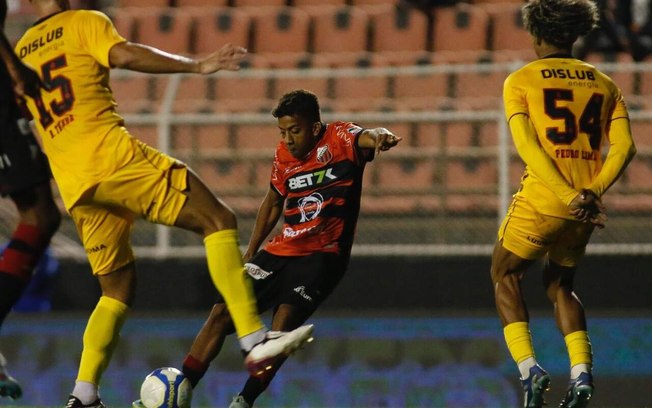 Goleiro Caíque França, do Sport, se esforça para impedir finalização de atacante do Ituano