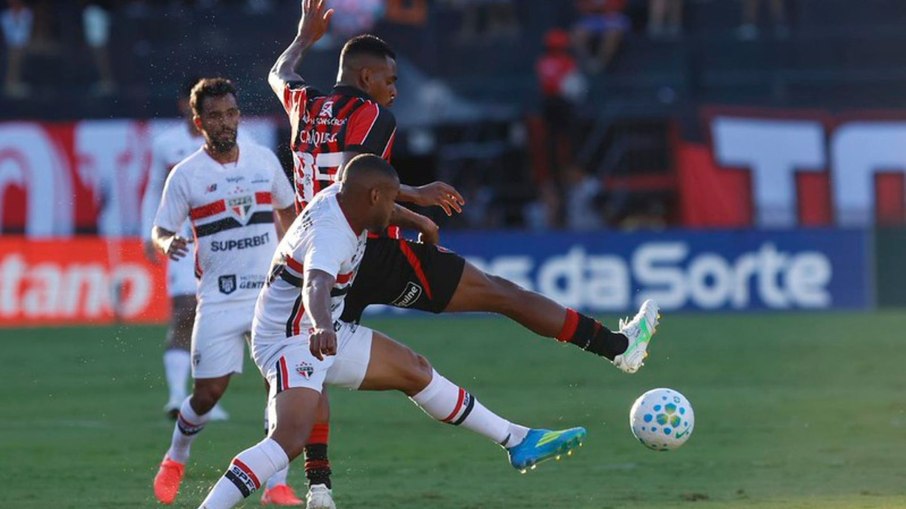 Vitória aproveita vantagem numérica e bate o São Paulo em casa Vitória aproveita vantagem numérica e bate o São Paulo em casa