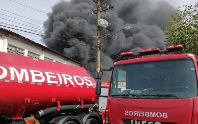Corpo de Bombeiros precisou de 24 viaturas e mais de 60 homens para controlar incêndio na empresa de produtos químicos Petrocar, em Cumbica