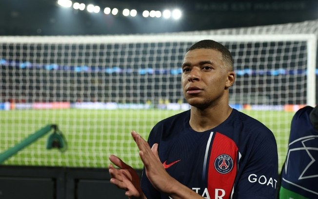 Kylian Mbappé aplaude a los aficionados de su equipo tras la eliminación con el PSG en semifinales de la Liga de Campeones ante el Borussia Dortmund. En París, el 7 de mayo de 2024