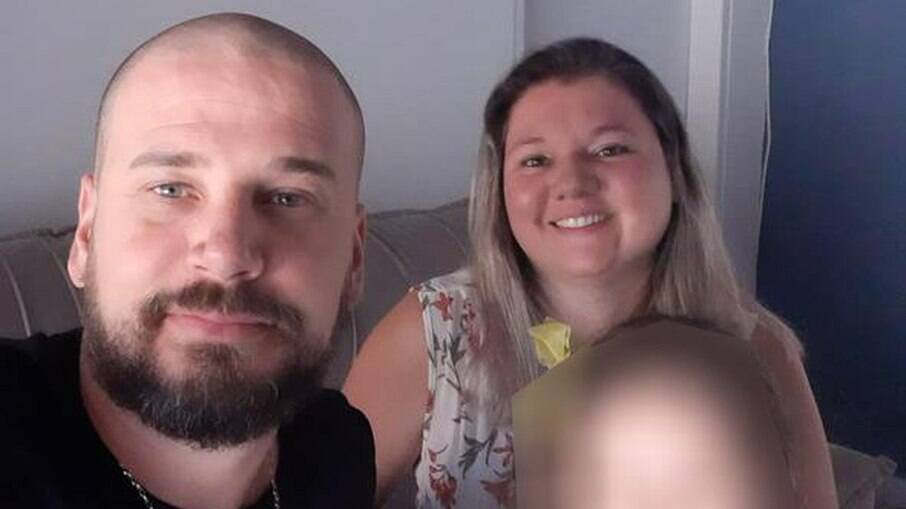 Samara Schultz, 35, foi assassinada a facadas pelo marido, Feliciano Neto, 36, na frente da filha do casal