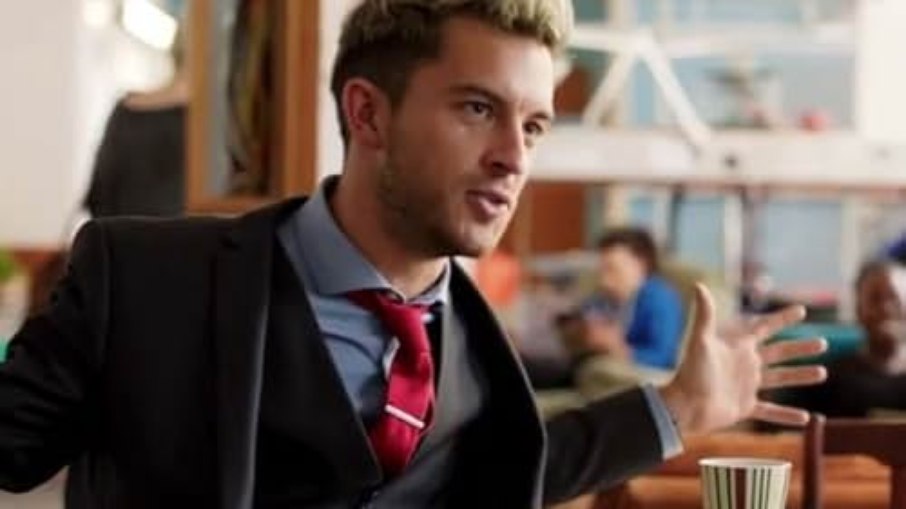 Jonathan Bailey em Crashing Jonathan Bailey em Crashing