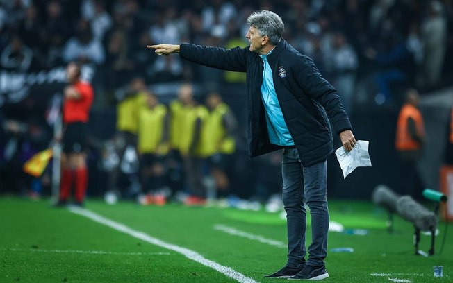 Renato Gaúcho dá orientações ao time do Grêmio durante jogo com o Corinthians pela Copa do Brasil