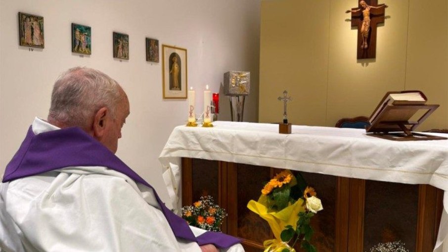 Vaticano divulgou foto do Papa Francisco celebrando missa em hospital, no domingo Vaticano divulgou foto do Papa Francisco celebrando missa em hospital, no domingo