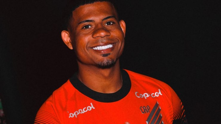 Athletico contrata Gilberto, destaque da base do Palmeiras