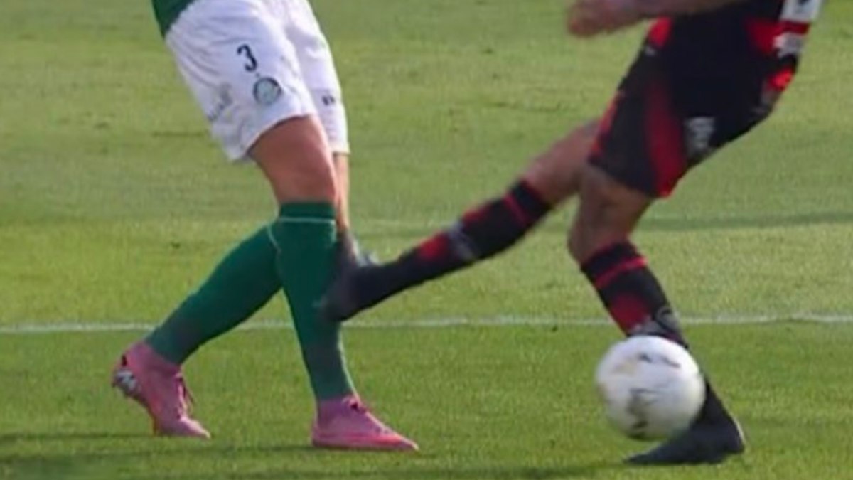 Momento em que Pulgar atinge a perna de Fuchs; ele recebeu amarelo