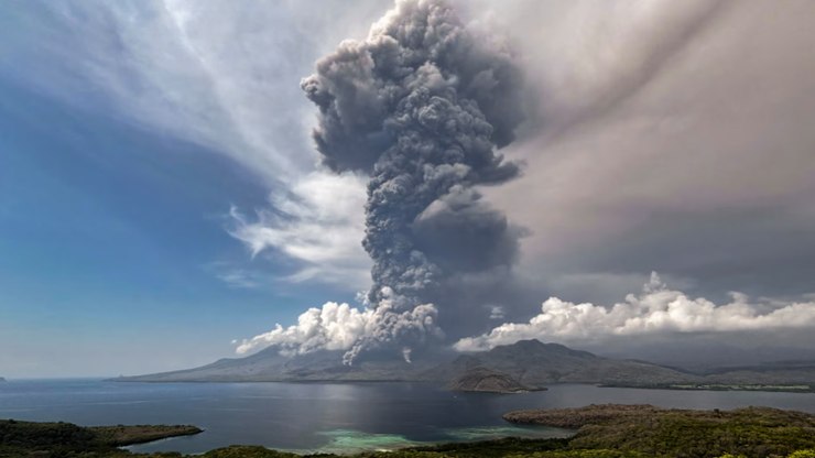 Voos são cancelados em Bali após vulcão entrar em erupção