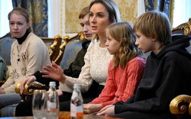 A comissária russa para a Infância, Maria Lvova-Belova, ao lado de crianças ucranianas na embaixada da Rússia no Catar, 19 de fevereiro de 2024