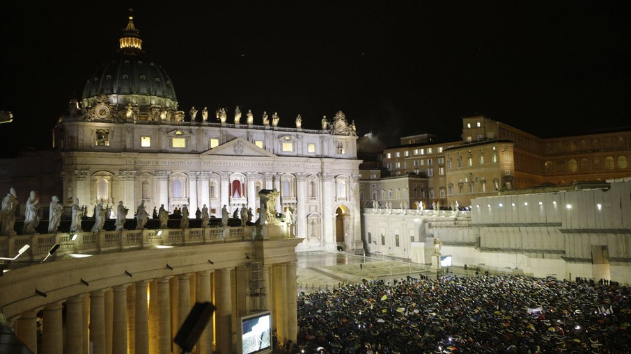 O conclave vai eleger o próximo Papa; fumaça branca saindo da chaminé da Capela Sistina, na Praça de São Pedro, indica o fim da eleição