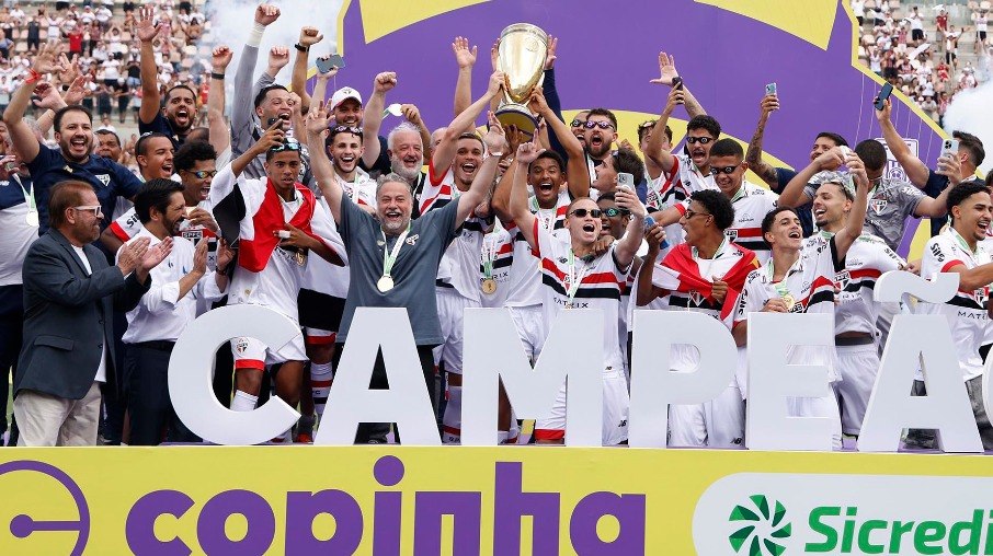 São Paulo ergue a taça da Copa São Paulo de Futebol Jr de 2025 São Paulo ergue a taça da Copa São Paulo de Futebol Jr de 2025