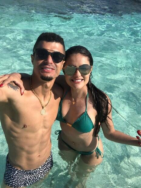 'Piscininha amor' foi criado por Egídio ao postar foto ao lado da esposa, Thaysa