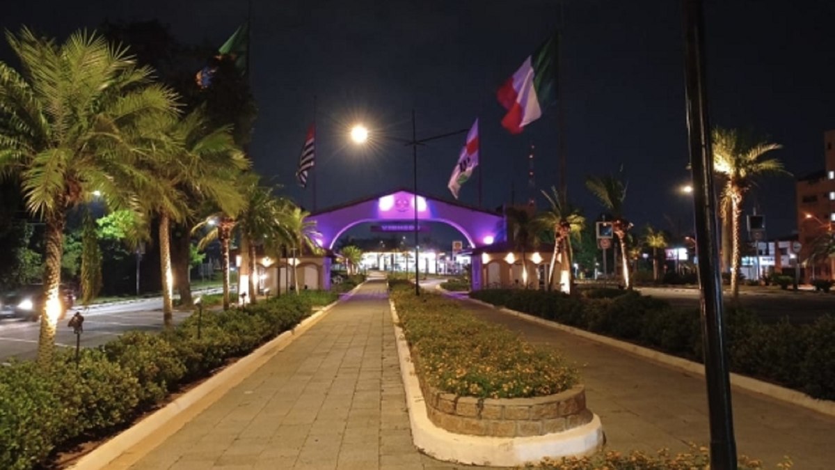 Portal de Vinhedo iluminado para o Outubro Rosa