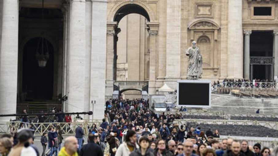 Fiéis vão ao Vaticano se despedir de Bento XVI