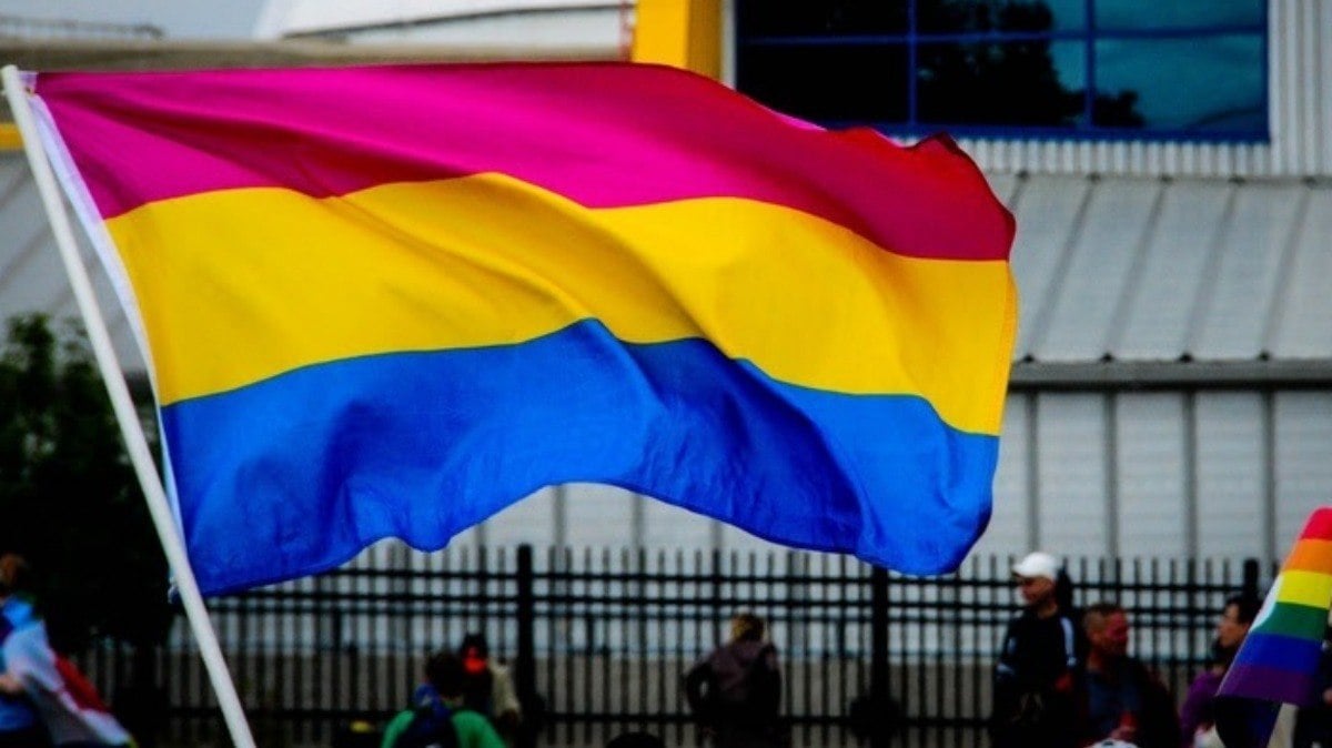 A bandeira da pansexualidade é composta pelas cores azul, amarela e rosa