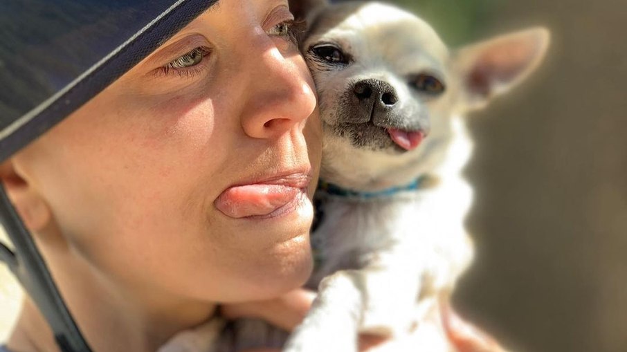 Kaley Cuoco compartilha homenagem a cachorro que morreu