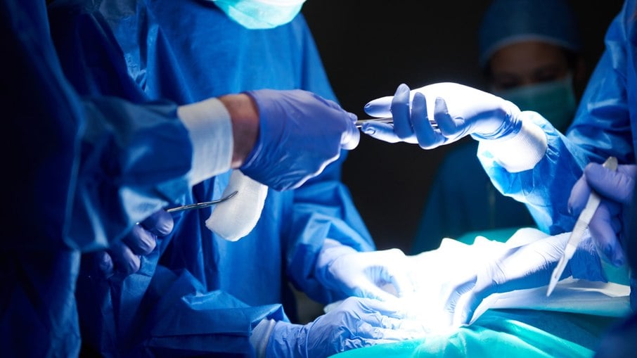 Algumas cirurgias de explante chegam a levar menos de uma hora