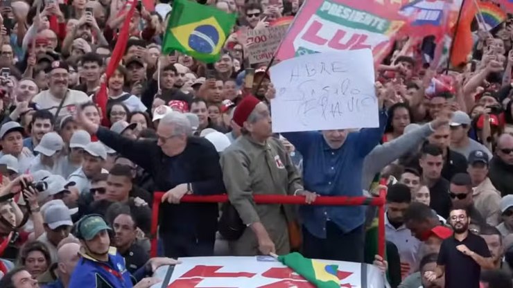 Lula diz que abrirá sigilos dele e dos filhos e desafia Flávio