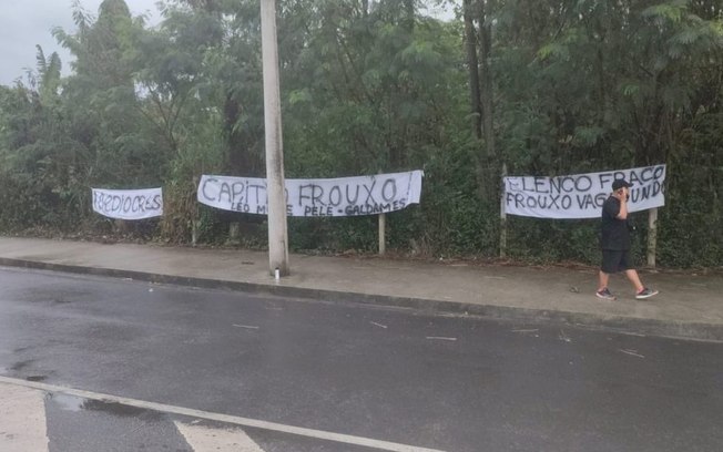 Elenco do Vasco sofre cobrança de torcedores no CT Moacyr Barbosa