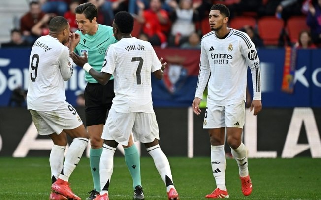 Mbappé e Vinícius Júnior reclamam com o árbitro após a expulsão de Jude Bellingham no empate do Real Madrid com o Osasuna em 1 a 1 neste sábado, pelo Campeonato Espanhol Mbappé e Vinícius Júnior reclamam com o árbitro após a expulsão de Jude Bellingham no empate do Real Madrid com o Osasuna em 1 a 1 neste sábado, pelo Campeonato Espanhol