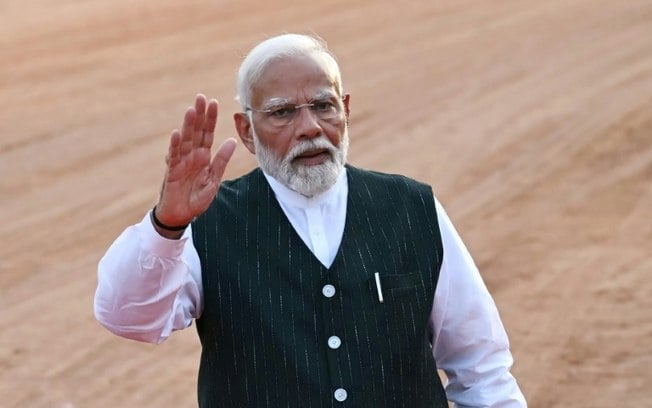 O primeiro-ministro indiano, Narendra Modi, acena para a multidão antes de um discurso em 7 de junho de 2024, em Nova Délhi
