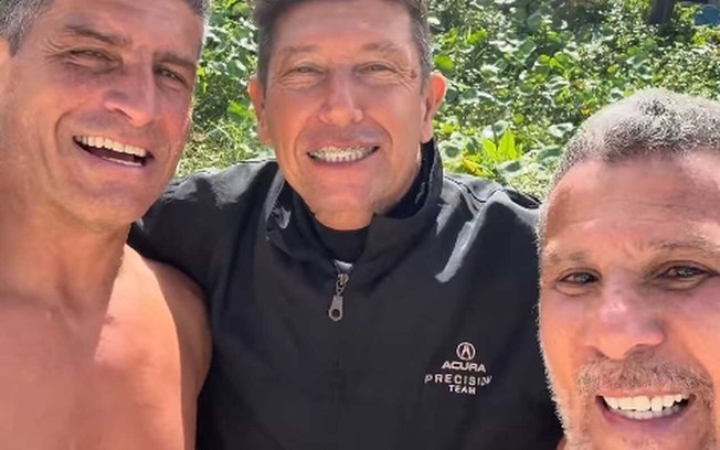 Pedro Emanuel ao lado de Eri Johnson na praia da Barra da Tijuca