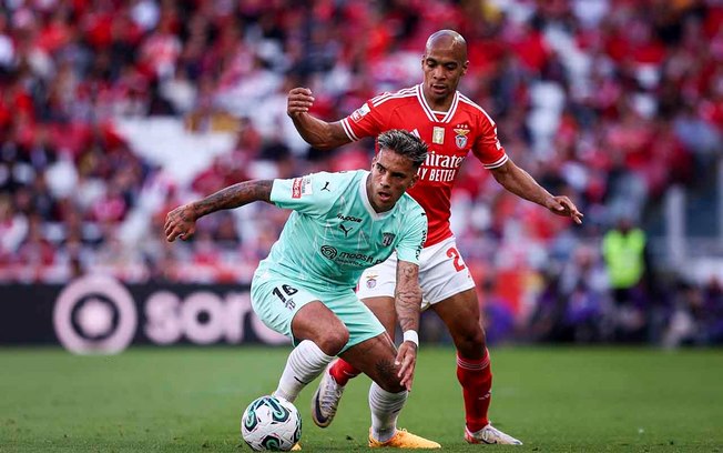 Jogadores de Benfica e Braga em disputa de bola no Português - Foto: Filipe Amorim/AFP via Getty Images