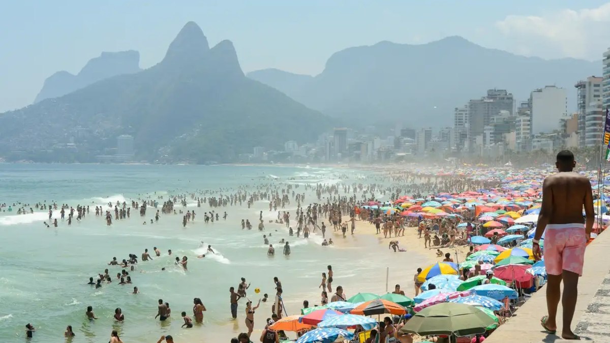 Mar do Rio exibe águas cristalinas e atrai multidões às praias