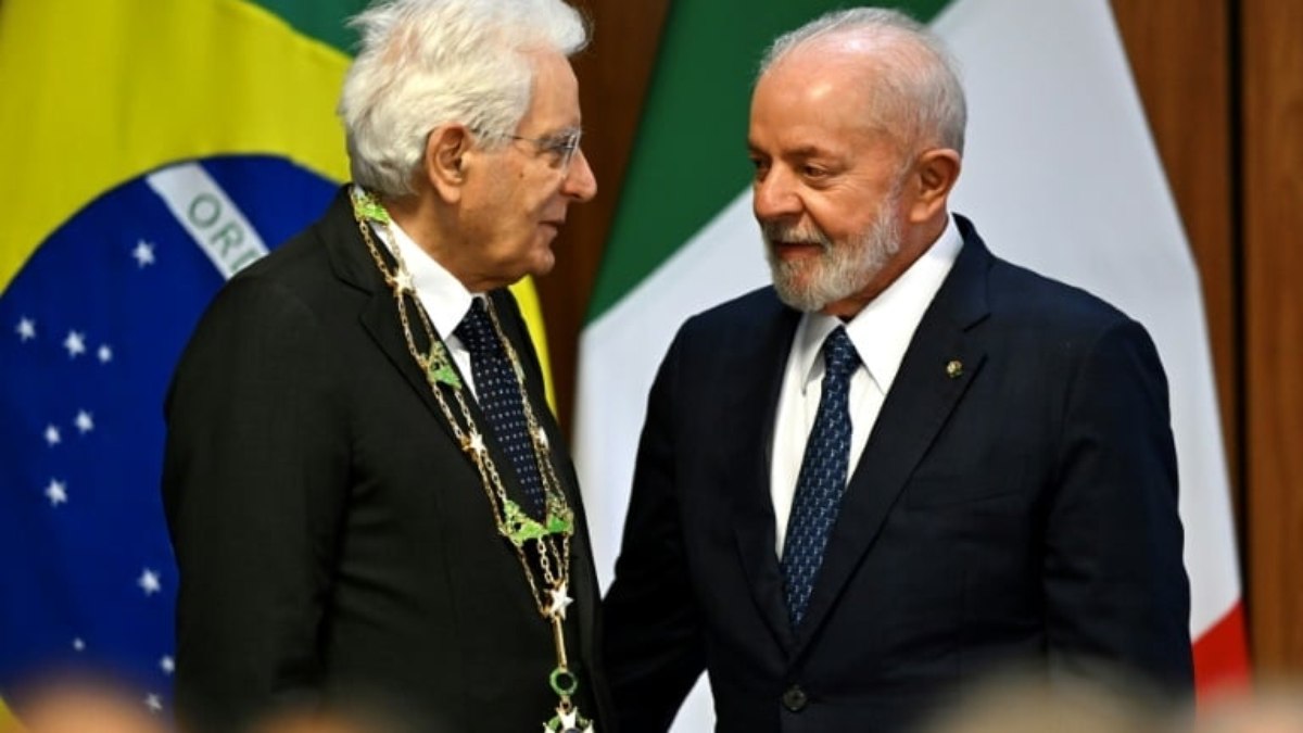 Os presidentes do Brasil e Itália, Luiz Inácio Lula da Silva e Sergio Mattarela, conversam durante uma reunião no Palácio do Planalto, em Brasília, em 15 de julho de 2024