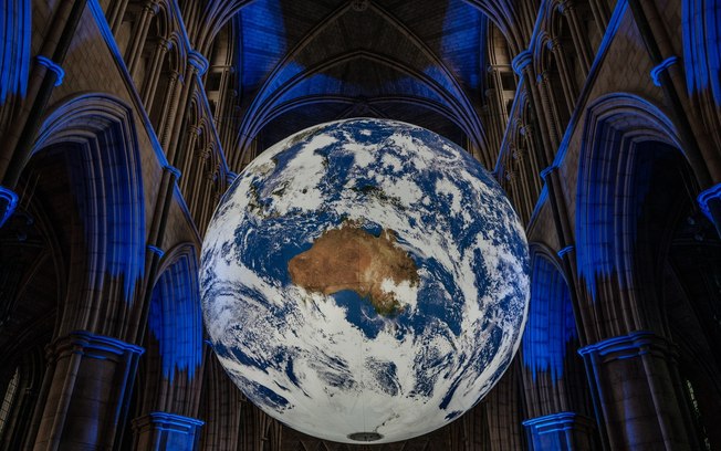 Igreja em Londres recebe escultura gigante da Terra