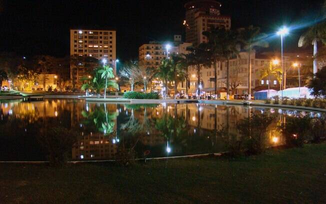 Praça Adhemar de Barros é um bom local para fazer uma caminhada