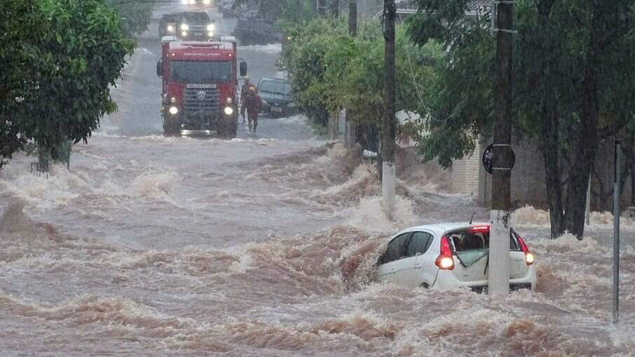 Fortes chuvas causam alagamentos e destruição em Barretos (SP)