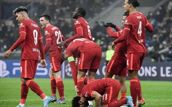 Com gols de Roberto Firmino e Salah, Liverpool vence a Inter de Milão e larga em vantagem na Champions